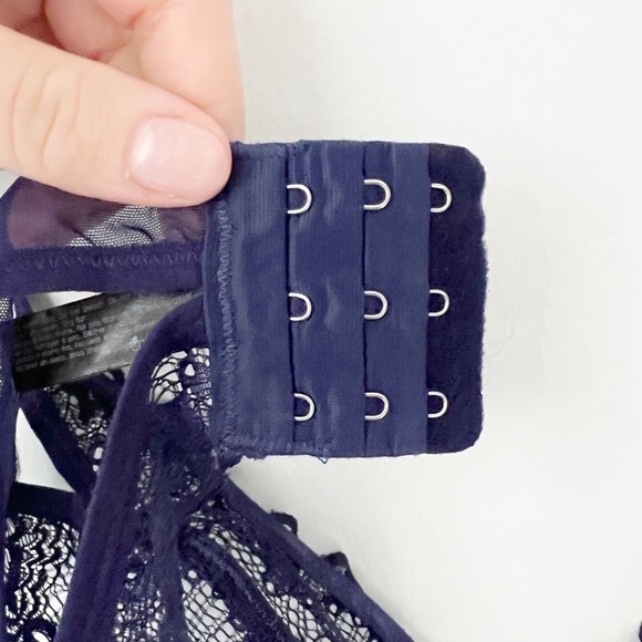 Stunning Scalloped Lace V-Wire Bra | 34B - Picture 4 of 4